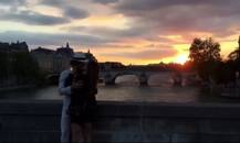 দেখুন! যোগ ব্যায়ামের কঠিন মুদ্রা অভ্যাসের মাঝেও স্বামীকে চুম্বন করছেন এই অভিনেত্রী