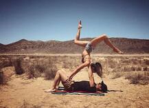 দেখুন! যোগ ব্যায়ামের কঠিন মুদ্রা অভ্যাসের মাঝেও স্বামীকে চুম্বন করছেন এই অভিনেত্রী