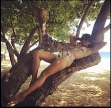 মিলিন্দকে চুম্বন করছেন অঙ্কিতা, শেয়ার করলেন সেই ছবি