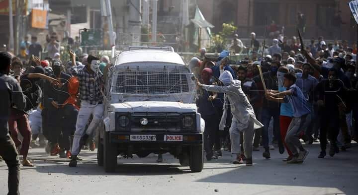 CRPF Vehicle, Attacked By Protesters, Runs Over 3 In Kashmir, Sparks Row কাশ্মীরে আক্রান্ত সিআরপি, গাড়ি চালিয়ে দিল হামলাকারীদের ওপর, মৃত ১