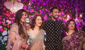 ইদানিংকালে, বিরাট কোহলি এবং অনুষ্কা শর্মা এই দুই ভিন্ন জগতের তারকার মেলবন্ধনের এক সুন্দর উদাহরণ। 