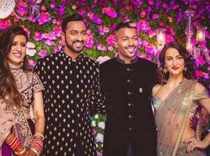 তাঁদের এক অ্যাড শ্যুটের সময় আলাপ। এরপর এলিকে হার্দিকের ভাইয়ের বিয়েতেও দেখা যায়। 