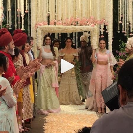 এই পোশাকে করিনাকে অসাধারণ দেখতে লাগছিল। একবারের জন্যও কেউ ভাবতে পারেননি, এই পোশাক পুরনো। ছবি সৌজন্যে ইনস্টাগ্রাম