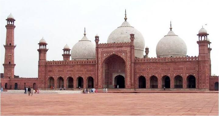 পাকিস্তানে বিয়ের জন্য পুরুষদের বয়স ন্যূনতম ১৮ বছর এবং মহিলাদের ১৬ বছর হওয়া জরুরি