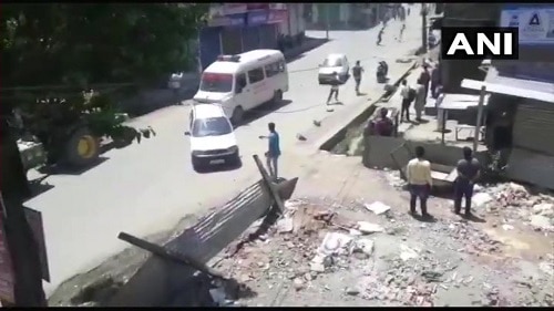 Grenade attack in Shopian, 16 injured শোপিয়ানে পুলিশকর্মীদের লক্ষ্য করে গ্রেনেড হামলা, জখম ১৬