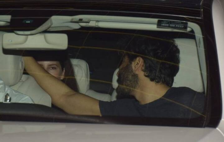 গাড়িতে হর্ষবর্ধন ও ইসাবেলের রসায়ণ বেশ ভালো লাগছে। (ছবি- মানব মঙ্গলানি)