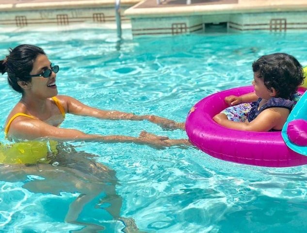 সুইমিং পুলের ধারে ভাগ্নীর সঙ্গে মজা করতে দেখা যাচ্ছে প্রিয়ঙ্কাকে। (ছবি-ইন্সটাগ্রাম)