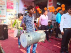 ৪৬-এ পড়লেন যোগী আদিত্যনাথ, অনুরাগীরা উদযাপন করলেন ৪৬ কেজি লাড্ডু দিয়ে