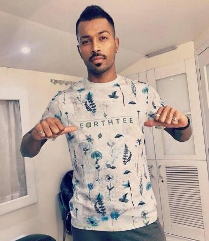 Is cricketer Hardik Pandya dating Esha Gupta? এষা গুপ্তর সঙ্গে ডেট করছেন হার্দিক পাণ্ড্য?