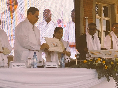 ভারত ও দক্ষিণ আফ্রিকার কূটনৈতিক সম্পর্ক স্থাপনের ২৫ বছর পূর্তি উপলক্ষে আজ পন্ডিত দীনদয়াল উপাধ্যায় ও অলিভার টাম্বোর ছবি দেওয়া ডাকটিকিট প্রকাশ করেন সুষমা ও দক্ষিণ আফ্রিকার উপ-বিদেশমন্ত্রী লুওয়েলিন ল্যান্ডার্স। ছবি সৌজন্যে ট্যুইটার