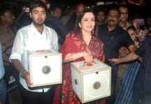 ছেলে আকাশের এনগেজমেন্ট কার্ড প্রথমে সিদ্ধিবিনায়ক মন্দিরে নিয়ে গেলেন নীতা অম্বানি