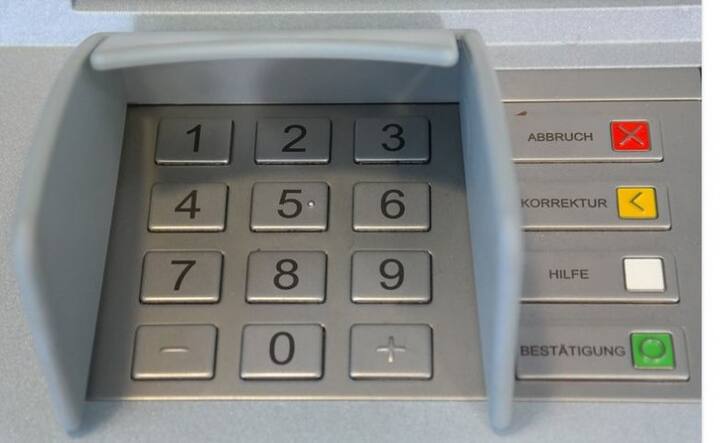 প্রায় সাড়ে তিন বছর মামলা চলার পর শেষপর্যন্ত হেরে যান বন্দনা। নিজের কার্ড অন্য কাউকে দেওয়াই মামলায় হারের কারণ। ব্যাঙ্কের নিয়ম অনুযায়ী, নিজের পাসওয়ার্ড, ব্যাঙ্ক অ্যাকাউন্ট সংক্রান্ত তথ্য ও কার্ড অন্য কাউকে দেওয়া যায় না। অ্যাকাউন্ট গ্রাহকই একমাত্র তা ব্যবহার করতে পারেন। ছবি- গুগল ফ্রি ইমেজ