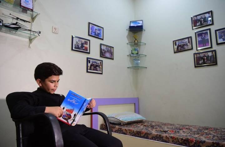 হম্মাদের ঘরে বহু মহান ব্যক্তিদের ছবি টাঙানো থাকে। 