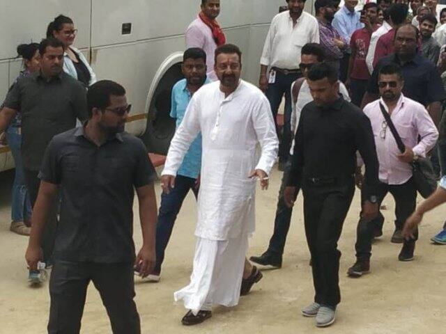 সঞ্জয় আগে সমাজবাদী পার্টি করতেন। কিন্তু মুম্বই বিস্ফোরণ মামলায় অস্ত্র আইনে জেল হওয়ার পর রাজনীতি ছেড়ে দেন তিনি। 