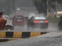 প্রবল বর্ষণে বিপর্যস্ত মুম্বই, উড়ানে বিলম্ব, দেরিতে চলছে লোকাল ট্রেন, রাস্তা জলমগ্ন, ঠানেতে মৃত ১