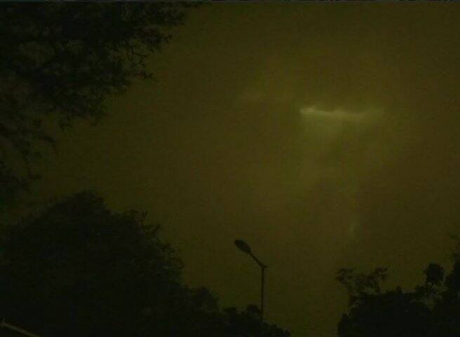 আজ বিকেলে দিল্লিতে আঁধির দাপট দেখা যায়। নেমে আসে অন্ধকার