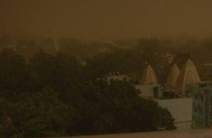 আদিত্যনাথ আরও জানিয়েছেন, মৃতদের পরিবারের লোকজনকে অবিলম্বে আর্থিক সহায়তা দেওয়ার নির্দেশ দেওয়া হয়েছে জেলাশাসকদের। এক্ষেত্রে শিথিলতা বরদাস্ত করা হবে না 