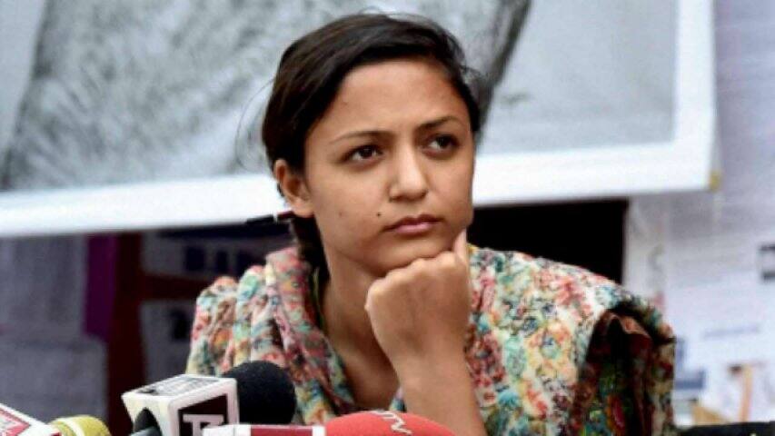 Shehla Rashid accuses Gadkari & RSS of plotting 'PM Modi assasination' 'মোদীকে খুনের ছক' গডকরী, আরএসএসের, দাবি জেএনইিউয়ের প্রাক্তন ছাত্রীর, পাল্টা আইনি ব্যবস্থার হুঁশিয়ারি কেন্দ্রীয় মন্ত্রীর
