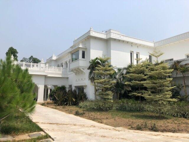মুখ্যমন্ত্রী হওয়ার পর নিজের পরিবারের থাকার জন্য বাংলোটি বানিয়েছিলেন অখিলেশ। তিনটি বাংলো ভেঙে তৈরি হয় রাজসিক এই বাংলো। মুলায়ম সিংহ যাদবের বাংলোর থেকেও বড় এই বাসভবন অখিলেশ ও তাঁর স্ত্রী, সন্তানদের অত্যন্ত পছন্দ ছিল।