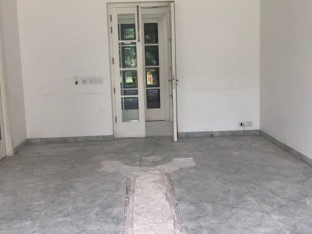 বিজেপি অভিযোগ করেছে, সরকারি টাকা নয়ছয়ের উদ্দেশেই এমনটা করেছেন অখিলেশ। এতে তাঁর মানসিকতা বোঝা যাচ্ছে। তাদের প্রশ্ন, টাইলস খোঁড়া হল কেন। নীচে কী লুকনো ছিল। অখিলেশ অবশ্য অস্বীকার করছেন সব অভিযোগ। তাঁর দাবি, সব নাকি এমনটাই ছিল।