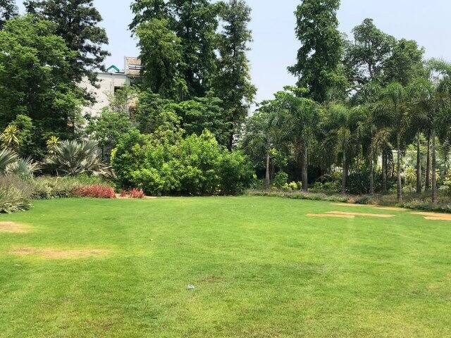 অখিলেশের পরিবারের চাহিদা মেনে ও সপার রাজ্যসভা সাংসদ নির্মাতা সঞ্জয় শেঠের পরামর্শমতো বাংলোটি সাজানো গোছানো হয়।কাজের দায়িত্ব পায় মুম্বইয়ের একটি বড় সংস্থা।