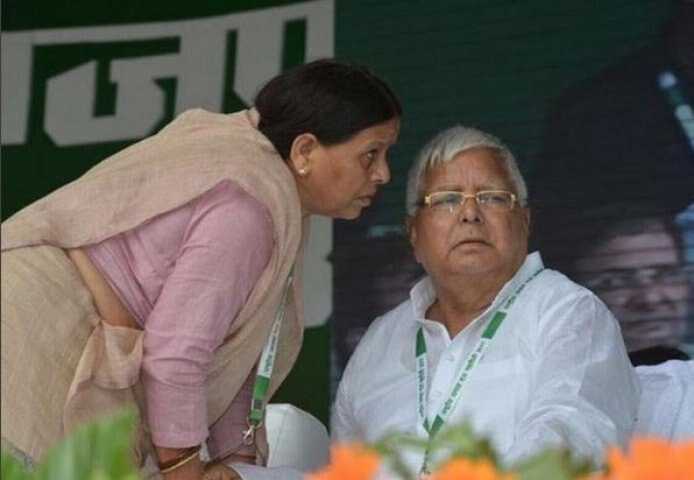 এরপরেই লালুর একটি সিদ্ধান্তে সারা দেশ চমকে যায়। ১৯৯৭-এর ২৫ জুলাই স্ত্রী রাবড়ি দেবীকে বিহারের মুখ্যমন্ত্রী করার সিদ্ধান্ত নেন আরজেডি প্রধান। রাবড়িই বিহারের প্রথম মহিলা মুখ্যমন্ত্রী