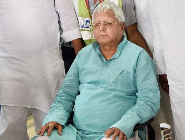 ছেলে তেজপ্রতাপের বিয়ে উপলক্ষে জামিনে মুক্তি পান লালু। অসুস্থতার জন্য তাঁর জামিনের মেয়াদ বেড়েছে 