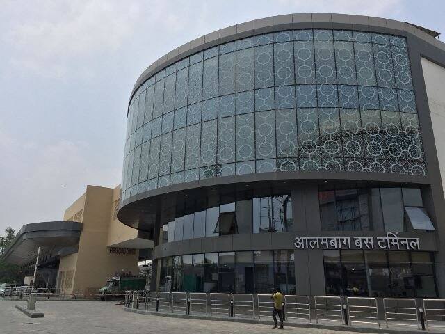 লখনউয়ের আলমবাগ বাস টার্মিনাসে বাস রাখার জন্য ৪৫টি প্ল্যাটফর্ম, চারটি রিজার্ভ প্ল্যাটফর্ম এবং ৫০টি বাস পার্কিংয়ের সুবিধা রয়েছে। ২০০ যাত্রীর জন্য পৃথক বসার জায়গা। এই বাস টার্মিনাসে একটি শপিং মলের পাশাপাশি ১২৫ রুমের হোটেল রয়েছে।
