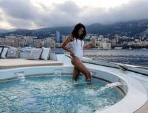 দেখুন মধুর ভাণ্ডারকরের ক্যালেন্ডার গার্ল রুহি সিংহকে