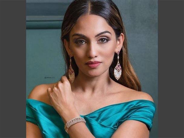 দেখুন তাঁর না না মুডের ছবিও