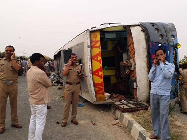 Uttar Pradesh Bus accident killed 17, 35 injured উত্তরপ্রদেশের মৈনপুরীতে বাস উল্টে ১৭ জনের মৃত্যু, আহত ৩৫