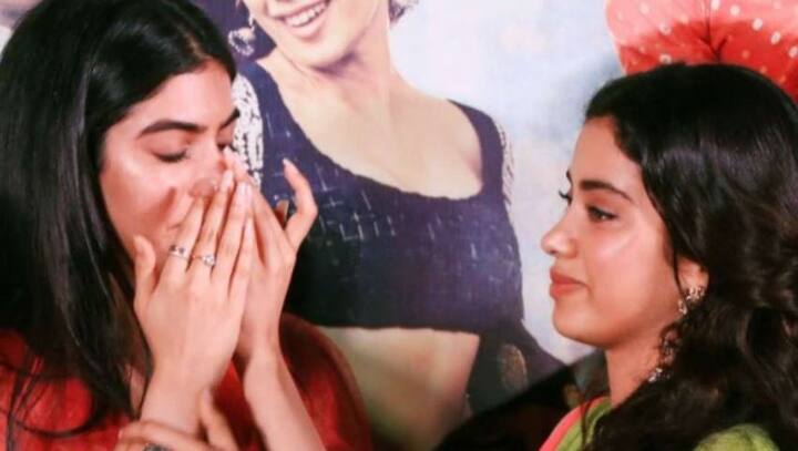 কয়েকদিন আগেই খুশিকে বড় বোন জাহ্নবীর প্রথম ছবি ‘ধড়ক’-এর স্ক্রিনিংয়ে দেখা গিয়েছিল। যেখানে মায়ের কথা মনে রড়ায় তিনি কেঁদে ফেলেছিলেন। জাহ্নবী তা দেখতে পেয়েই সঙ্গে সঙ্গে বোনের চোখের জল পুঁছে দেয়। ছবি- ইনস্টাগ্রাম