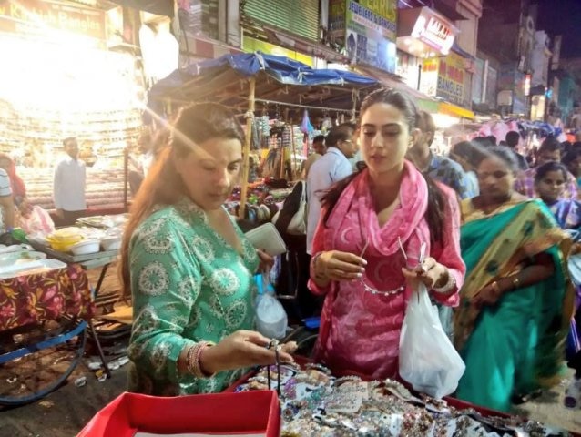 Amrita Singh and daughter Sara Ali Khan street shopping at Hyderabad দেখুন! সিম্বা ছবির শ্যুটিংয়ের ফাঁকে হায়দরাবাদের রাস্তায় কেনাকাটা করছেন সারা আলি খান ও মা অমৃতা