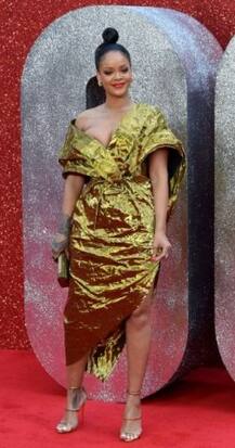 লন্ডনে প্রিমিয়ারে পোশাক বিভ্রাটের শিকার হলেন গায়িকা রিহানা