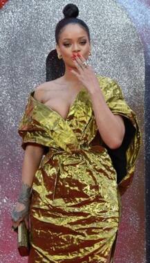 লন্ডনে প্রিমিয়ারে পোশাক বিভ্রাটের শিকার হলেন গায়িকা রিহানা