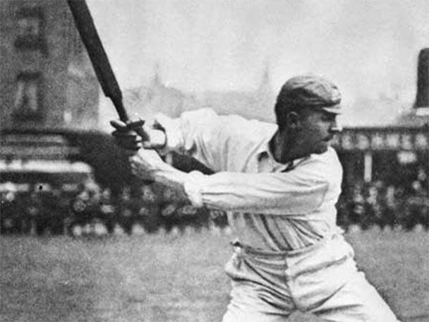 বিশ্ব ক্রিকেটে প্রথম লাঞ্চের আগে সেঞ্চুরির রেকর্ডের মালিক হয়েছিলেন ভিক্টর ট্রাম্পার (১০৩ অপরাজিত) । ১৯০২-এ ইংল্যান্ডের বিরুদ্ধে এই রেকর্ড গড়েন তিনি।