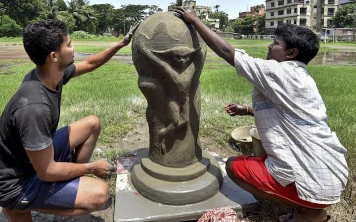 কলকাতার এক মৃৎশিল্পী মাটির বিশ্বকাপ তৈরি করেছেন। ছবি সৌজন্যে পিটিআই