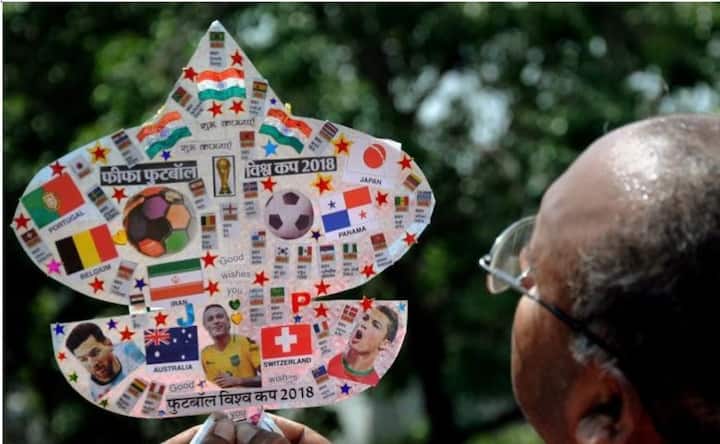 কলকাতার এক ঘুড়ি নির্মাতা জগমোহন কন্নৌজিয়া মেসি, রোনাল্ডো, নেইমারের ছবি এবং বিশ্বকাপে যোগ দেওয়া দলগুলির জাতীয় পতাকা দিয়ে একটি ঘুড়ি তৈরি করেছেন। ছবি সৌজন্যে পিটিআই