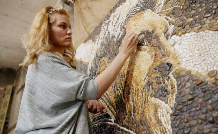 লিওনেল মেসির ভক্ত সারা বিশ্বেই আছেন। এই মহিলা শিল্পীও ব্যতিক্রম নন। ছবি সৌজন্যে এপি