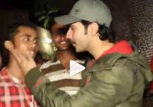 উত্তেজিত ফ্যান সেলফি তুলতে পারছেন না, হাত থেকে মোবাইল কেড়ে নিয়ে শিখিয়ে দিলেন বরুণ ধবন