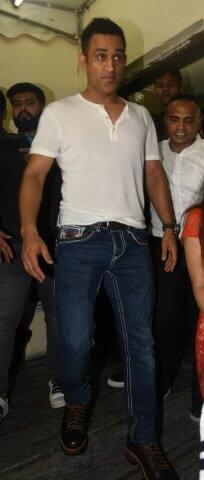 রেস থ্রি-র বিশেষ স্ক্রিনিংয়ে স্ত্রী সাক্ষীকে নিয়ে হাজির ধোনি