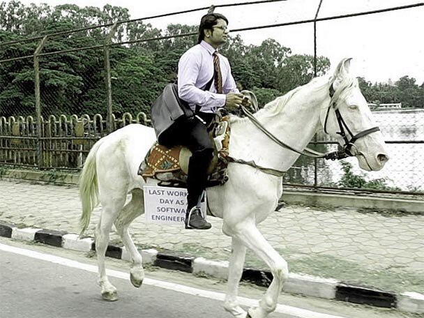 Software engineer in Bengaluru rides on horse to office on his last day of work নিত্য  যানজট: চাকরির শেষদিন ঘোড়ায় চড়ে অফিস গেলেন সফটওয়ার ইঞ্জিনিয়ার!