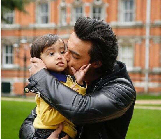 ছেলে আহিলের সঙ্গে বলিউডের আগামী হিরো আয়ুষ শর্মার ছবি। শেয়ার করেছেন আয়ুষের স্ত্রী ও সলমন খানের বোন অর্পিতা শর্মা।