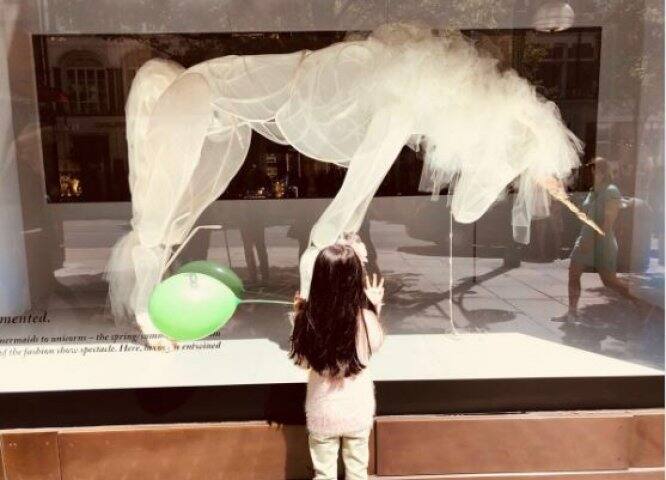 অক্ষয় কুমার পোস্ট করেছেন মেয়ে নিতারার ছবি। সে নাকি বাবার কাছে পোষ্য হিসেবে একটি উড়ন্ত ইউনিকর্ন চেয়েছে।