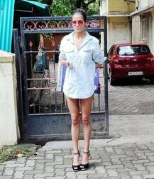 ডেনিম শার্টে বাড়ির বাইরে পুনম পান্ডে, অনুরাগীদের প্রশ্ন, \'প্যান্ট কোথায়?\'