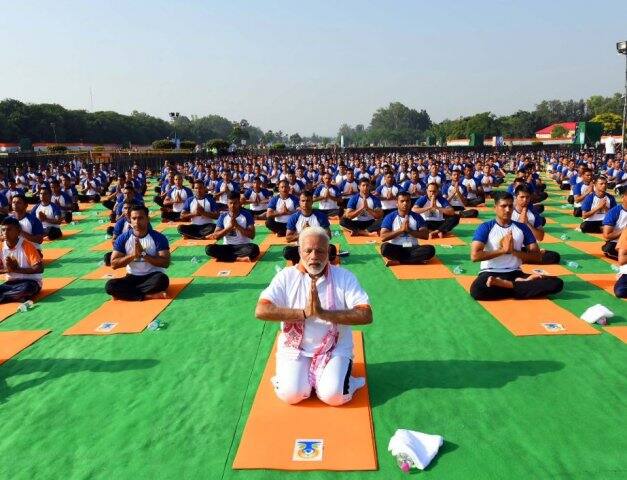 আন্তর্জাতিক যোগ দিবস উপলক্ষে ব্যায়ামে ব্যস্ত মোদী