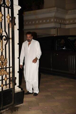 সঞ্জয় দত্ত দুজনকে বাড়ির বাইরে ছাড়তে আসেন। ছবি-মানব মঙ্গলানি