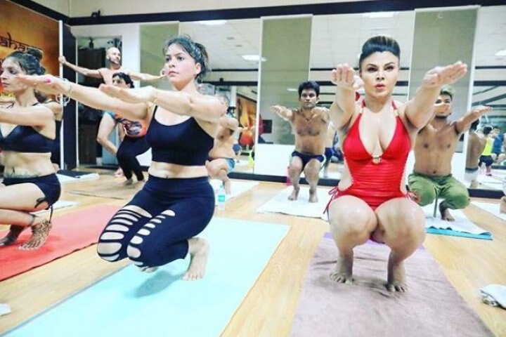 শুধু ছবি নয়, যোগব্যায়ামের অনেক ভিডিও ইনস্টাগ্রামে শেয়ার করেছেন রাখী। ছবি: রাখী সবন্তের ইনস্টাগ্রাম।