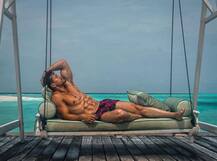 দেখুন ঊর্ধ্বাঙ্গ অনাবৃত করে টাইগার শ্রফের ফটোশ্যুট