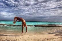 দেখুন ঊর্ধ্বাঙ্গ অনাবৃত করে টাইগার শ্রফের ফটোশ্যুট